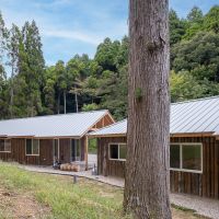 佐賀県佐賀市三瀬村の賃貸物件/森で遊んだ子どもたちが、暗くなっても白く連なる屋根を目印に「ただいまー」と帰ってくる。森の中に白い光の筋が浮かぶような、そんな風景も思い描かれているんだとか。