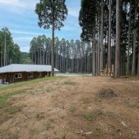 佐賀県佐賀市三瀬村の賃貸物件/家の前も、横も、その先も森。どこまでを庭と呼べばいいのか分からないくらいの広さです。この余白で何をするかも、住んでからのお楽しみ。
