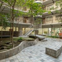 福岡市中央区薬院の賃貸物件/パティオには緑とベンチ。
