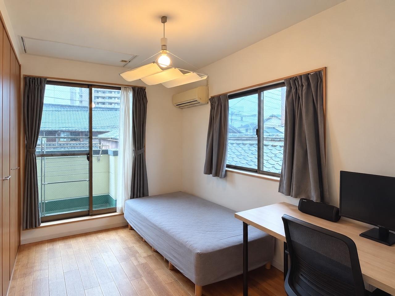 福岡県糸島市前原西の売買物件/洋室1。窓も大きく、隣の部屋と繋がるバルコニーも。