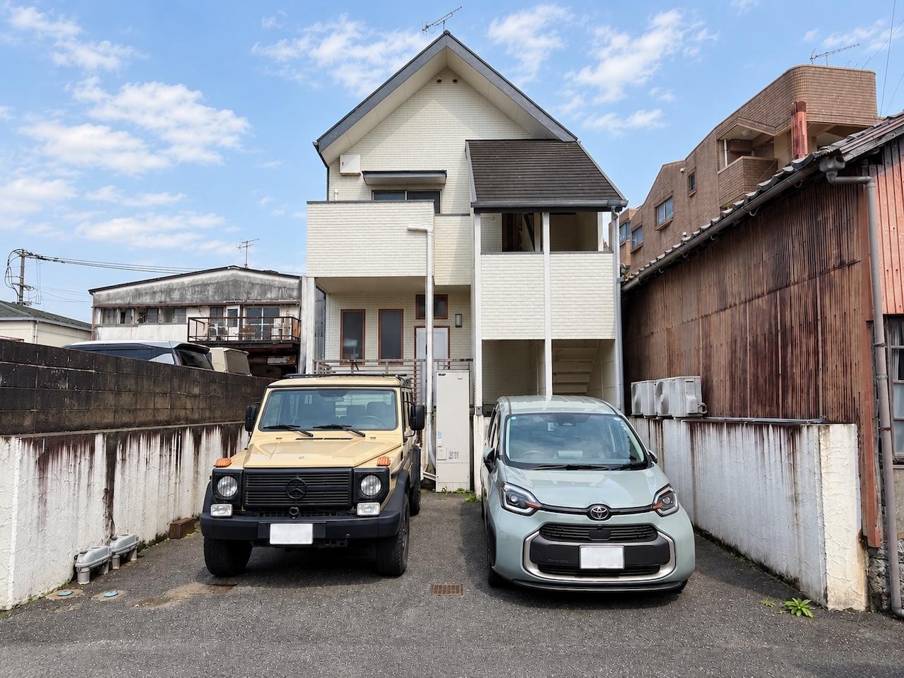 福岡県糸島市前原西の売買物件/建物裏に駐車場。