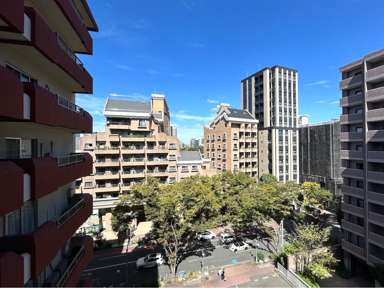 福岡市中央区赤坂の賃貸物件/洋室の窓からは、けやき通りを望みます。
