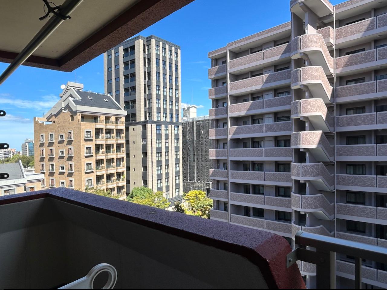 福岡市中央区赤坂の賃貸物件/バルコニー側からの景色。正面はマンションです。
