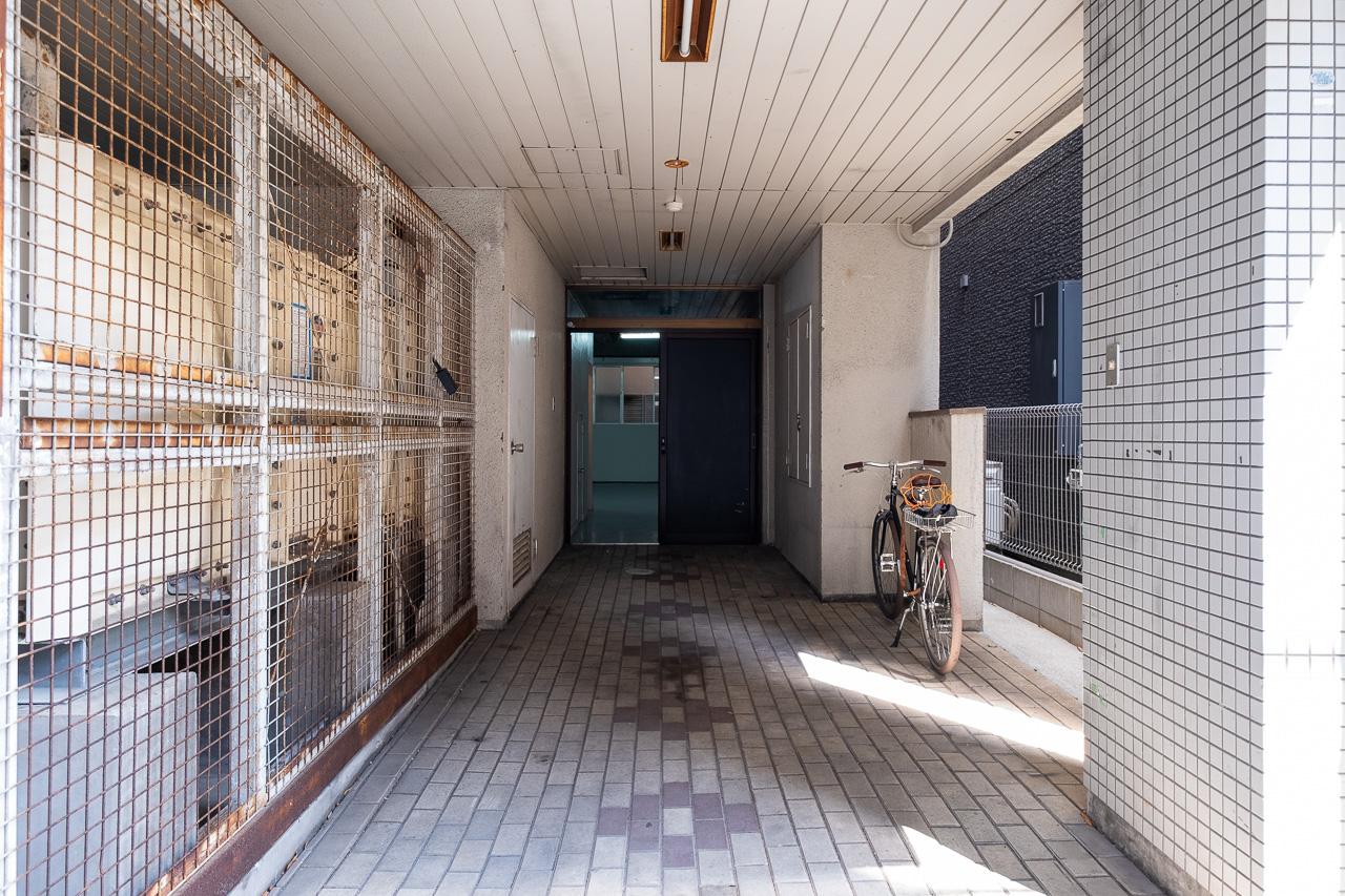 福岡市博多区古門戸町 の賃貸物件/店の前はこんな共用スペース。住居側とは分かれていて別動線になっています。