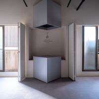 福岡市中央区赤坂の賃貸物件/壁で覆われた窓は、折れ戸を開ければこの通り。