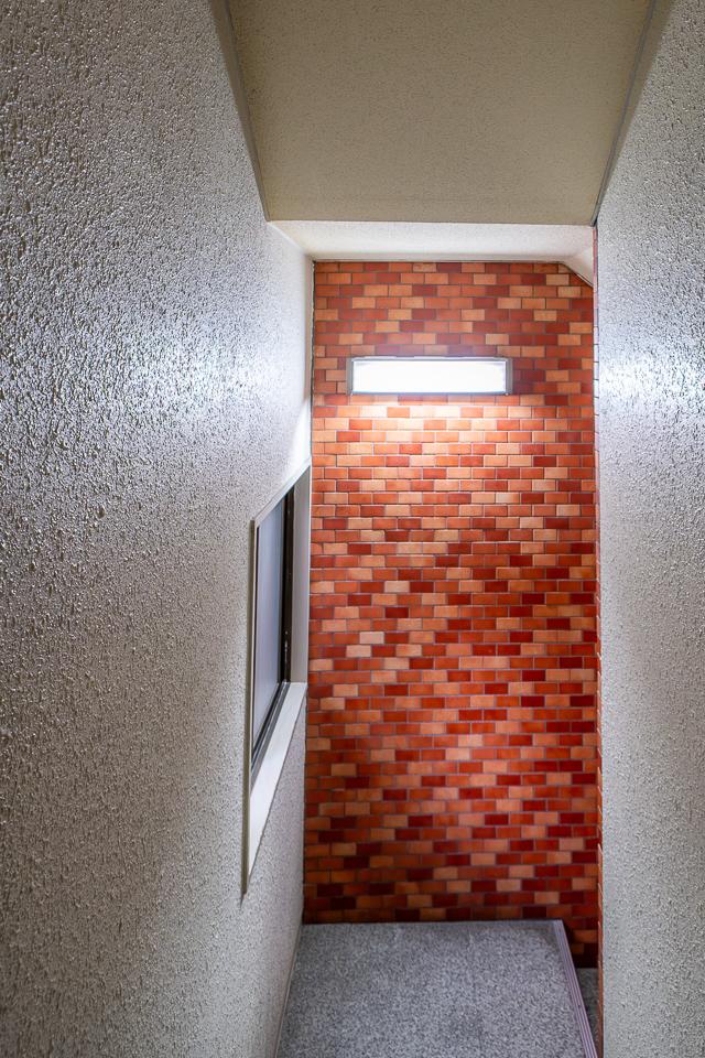 福岡市中央区赤坂の賃貸物件/共用部には、建物の外観と同じ赤茶色のレンガ。