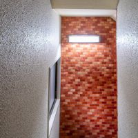福岡市中央区赤坂の賃貸物件/共用部には、建物の外観と同じ赤茶色のレンガ。