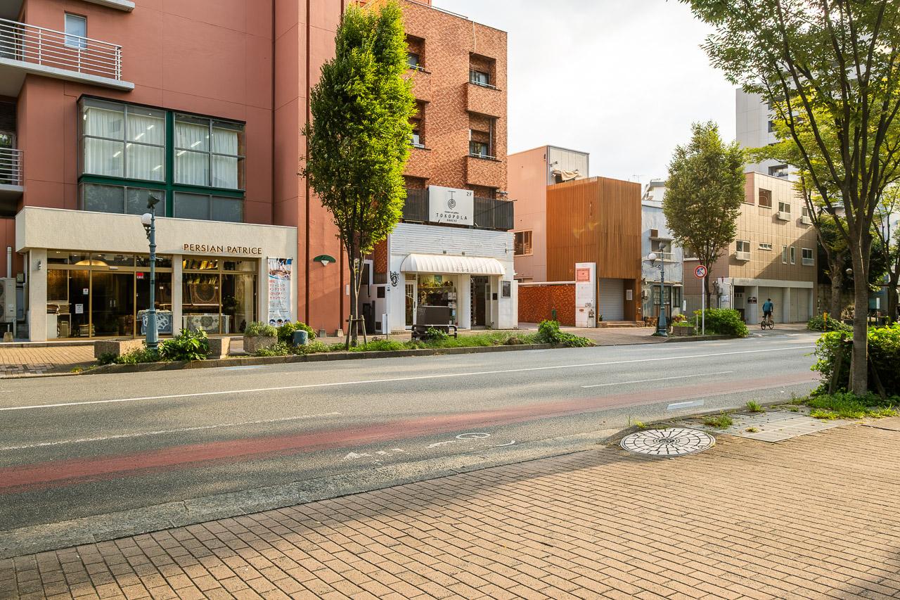 福岡市中央区赤坂の賃貸物件/赤茶色のレンガが目印。募集区画はこの建物の2階です。