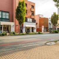 福岡市中央区赤坂の賃貸物件/赤茶色のレンガが目印。募集区画はこの建物の2階です。