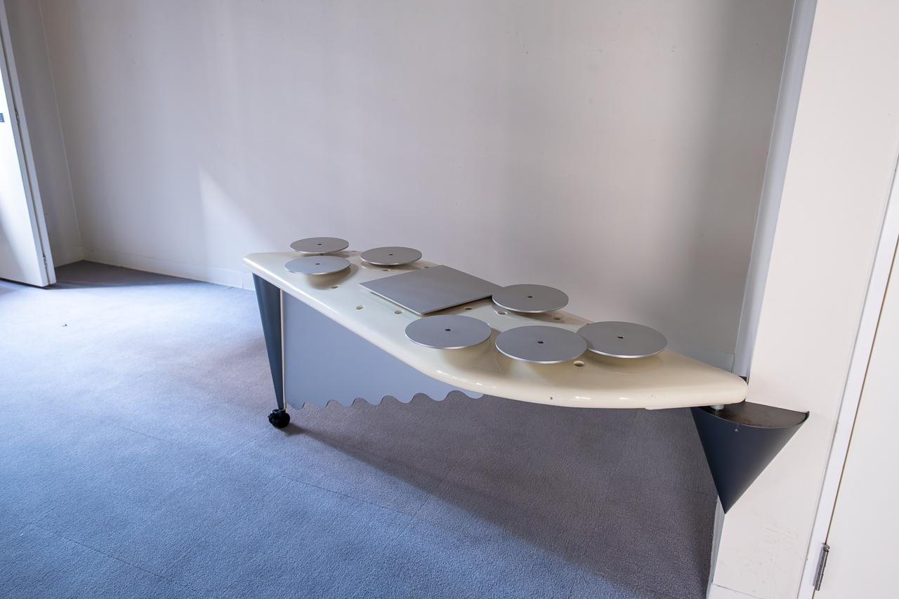 福岡市中央区赤坂の賃貸物件/作品のような、この什器。壁側を支点に、コンパスのようにくるっと動かせます。