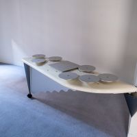 福岡市中央区赤坂の賃貸物件/作品のような、この什器。壁側を支点に、コンパスのようにくるっと動かせます。