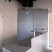 福岡市中央区赤坂の賃貸物件/カウンター越しに入口方向。奥のグレーは収納棚。