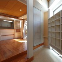 福岡市早良区四箇の売買物件/階段を少し上がると、リビングがあります。