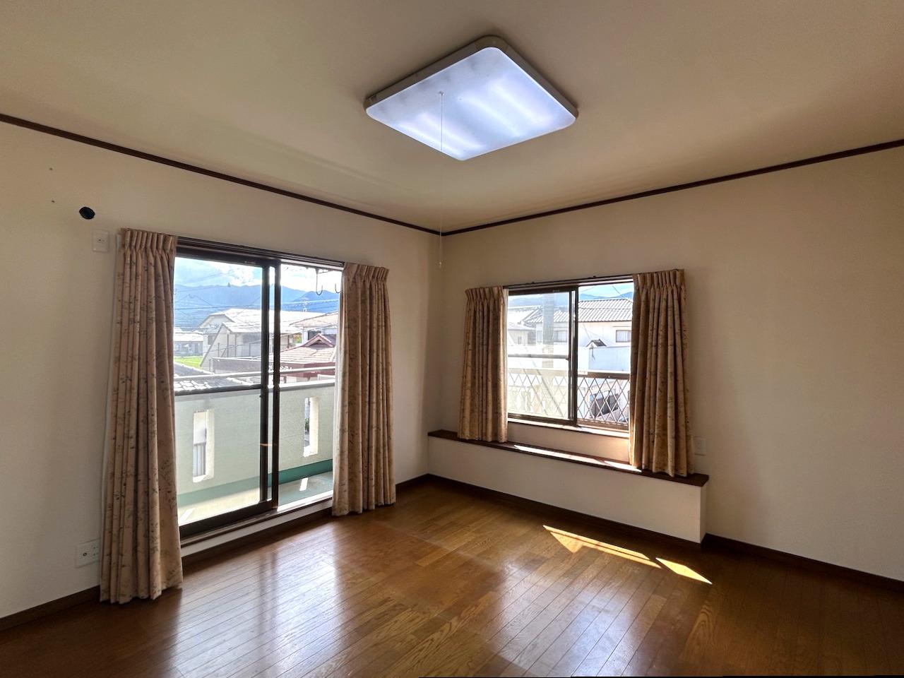 福岡市早良区四箇の売買物件/2階には洋室が2部屋あります。
