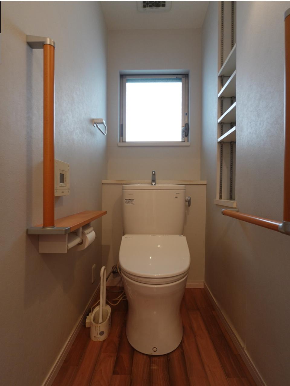 福岡市早良区四箇の売買物件/トイレにも手すりが。家の随所にバリアフリーへの配慮が感じられるのも、嬉しいポイントです。