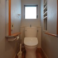 福岡市早良区四箇の売買物件/トイレにも手すりが。家の随所にバリアフリーへの配慮が感じられるのも、嬉しいポイントです。
