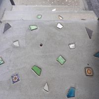 福岡市早良区四箇の売買物件/玄関ポーチの床には、さまざまな柄のタイルがさりげなく散りばめられています。