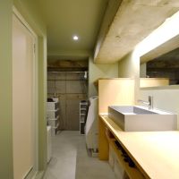 福岡市博多区須崎町の売買物件/洗面所の奥には、ちょっとした収納スペース。