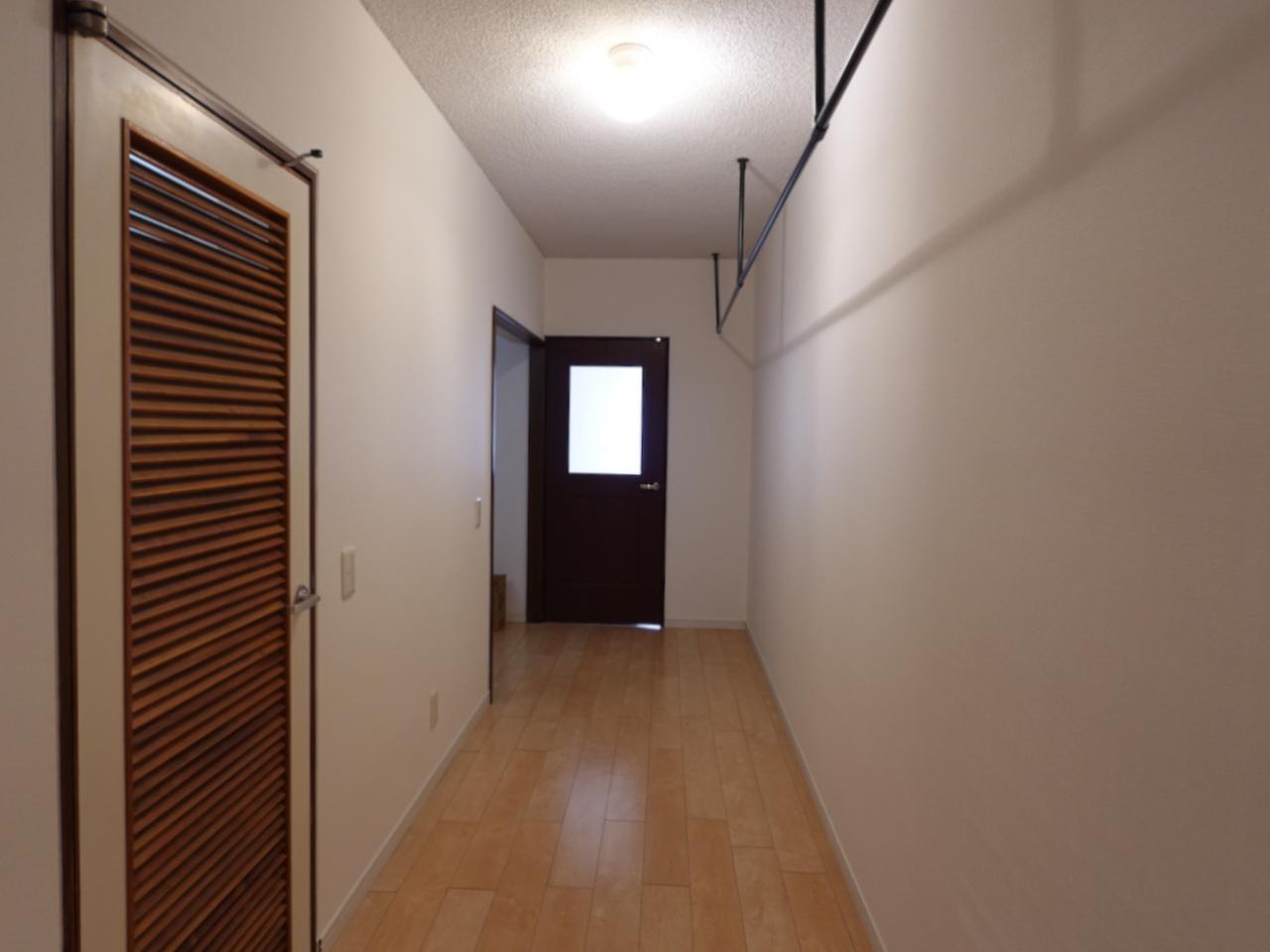 福岡市中央区大濠の賃貸物件/廊下には、洋服などを掛けられるハンガーポールも設置されています。