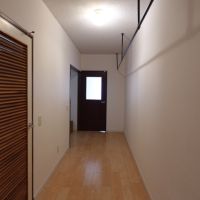 福岡市中央区大濠の賃貸物件/廊下には、洋服などを掛けられるハンガーポールも設置されています。