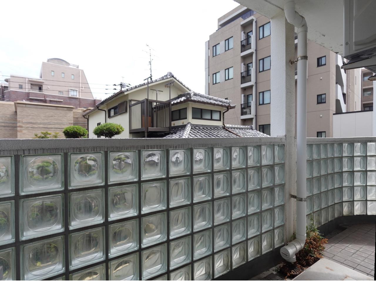 福岡市中央区大濠の賃貸物件/東側のバルコニー。空も見えて圧迫感は感じません。
