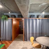 福岡県福岡市中央区港の売買物件/カーテンで緩やかに仕切られた収納スペース。