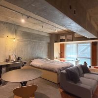 福岡県福岡市中央区港の売買物件/光と影が織りなすスタイリッシュな室内全景。