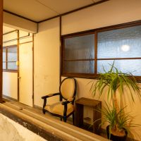 福岡市中央区清川の賃貸物件/古風な窓の向こうは共用廊下。
