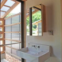 福岡県八女市上陽町久木原の賃貸物件/洗面台と奥は物干し場。