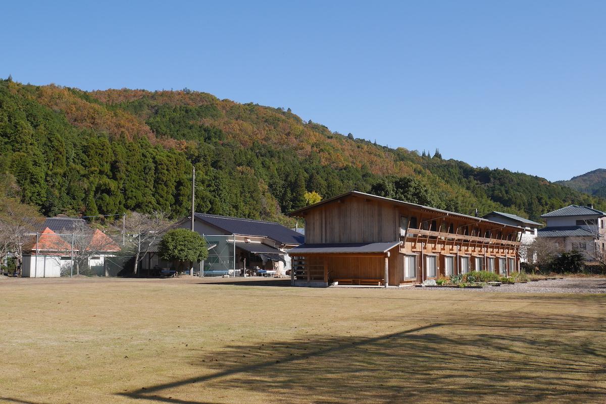 福岡県八女市上陽町久木原の賃貸物件/物件は地域にあった旧小学校のグラウンドを利活用しています。
