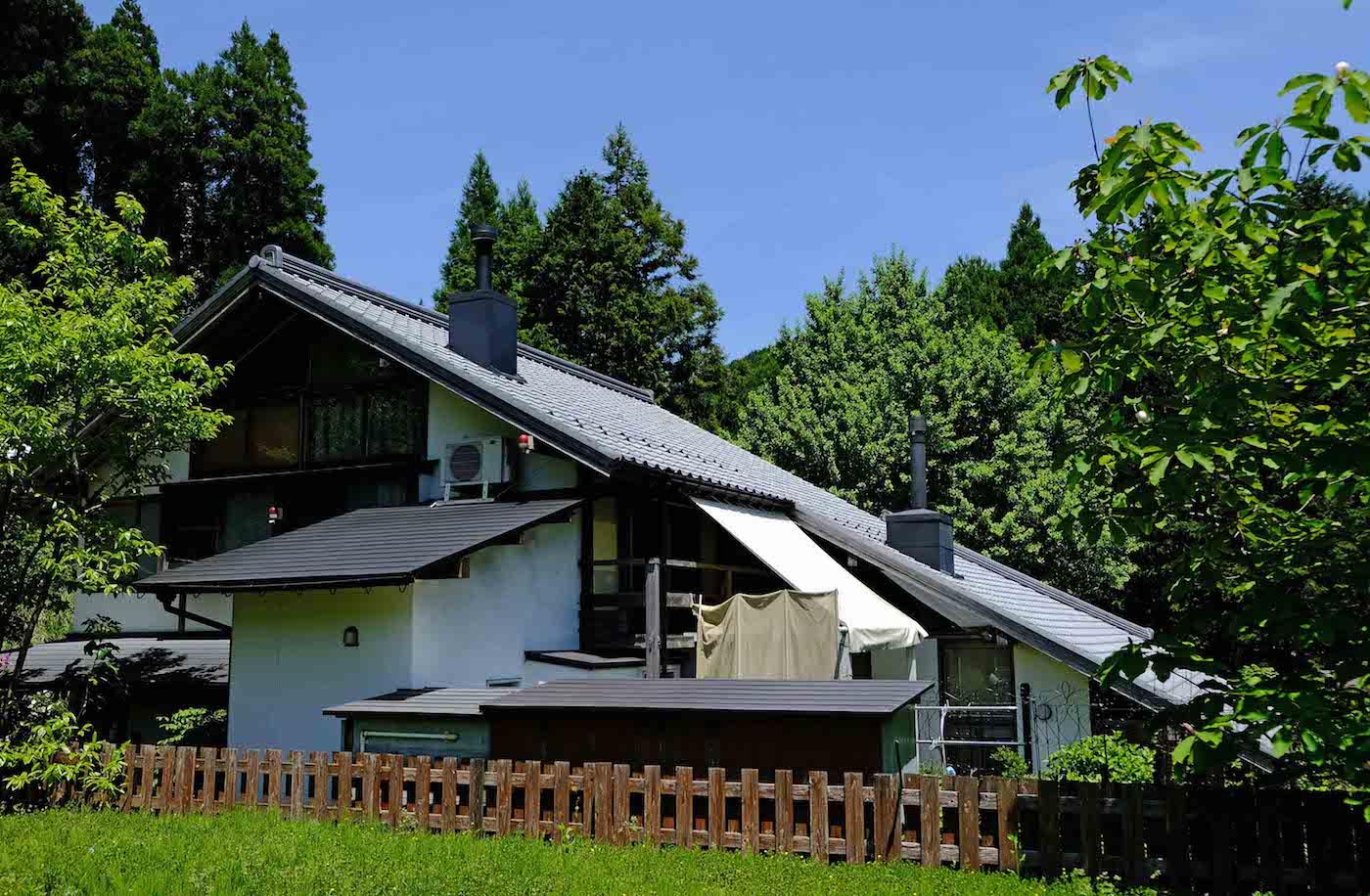 佐賀県佐賀市富士町大字下合瀬の売買物件/大きな屋根の大きな家、瓦もこだわりの三州瓦だとか。