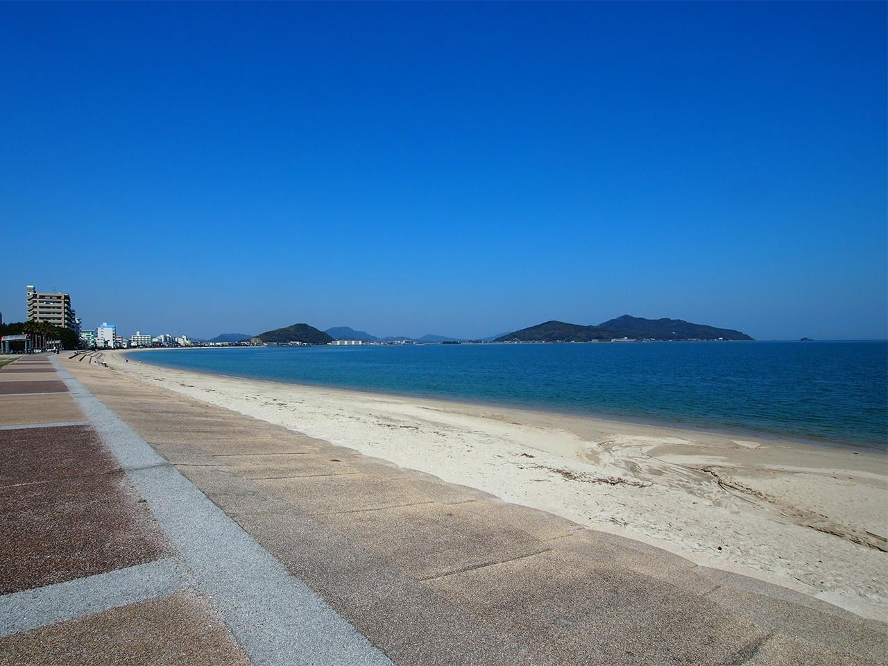 福岡市西区今宿駅前の賃貸物件/白い砂浜、青い海。