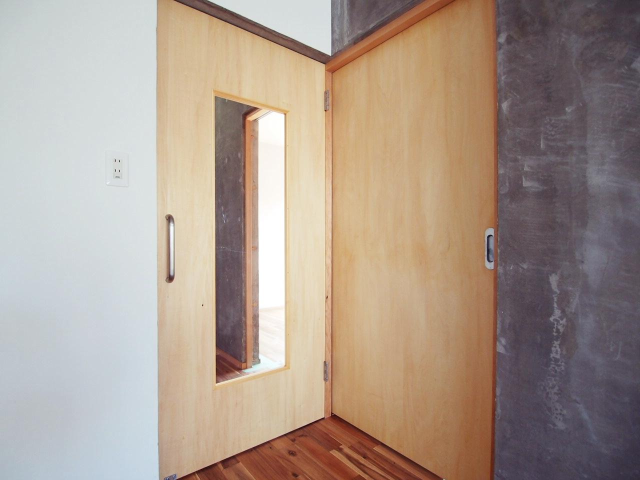 福岡市南区高宮の賃貸物件/建具はオリジナル。上下左右の異素材とのコントラストさ！