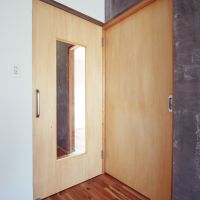 福岡市南区高宮の賃貸物件/建具はオリジナル。上下左右の異素材とのコントラストさ！
