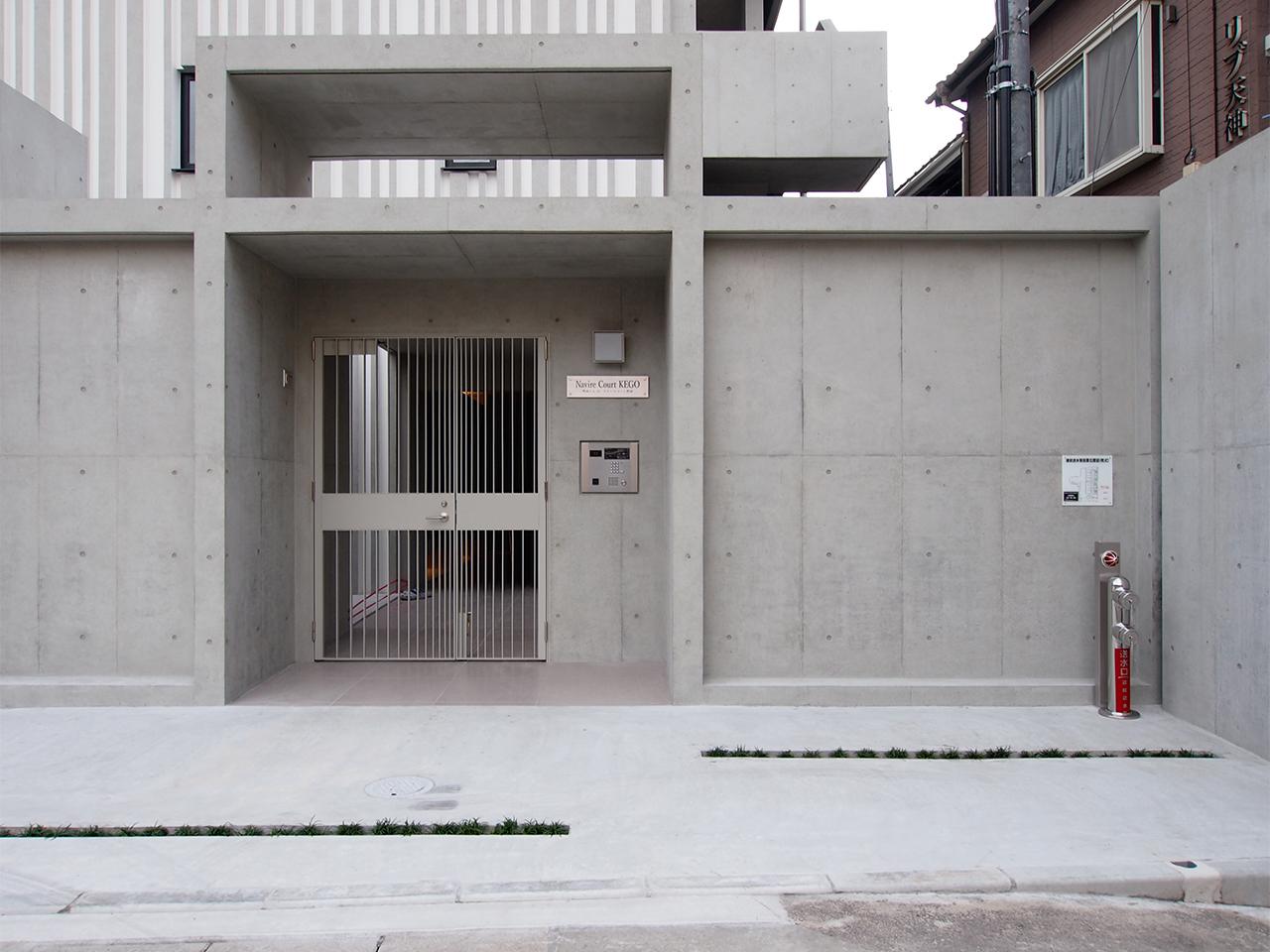 福岡市中央区警固の賃貸物件/コンクリートの重厚なエントランス