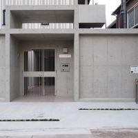 福岡市中央区警固の賃貸物件/コンクリートの重厚なエントランス