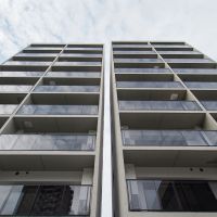 福岡市中央区警固の賃貸物件/1フロア2住戸の建物が、双子のように並んでいます