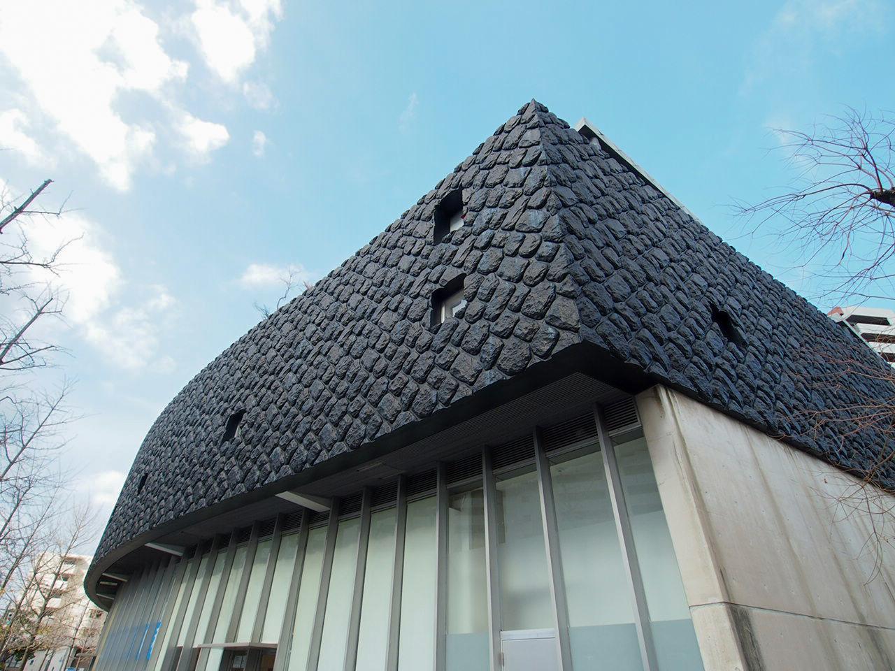 福岡市東区香椎浜の売買物件/ガラスの上に緩やかに波打つ巨石積み