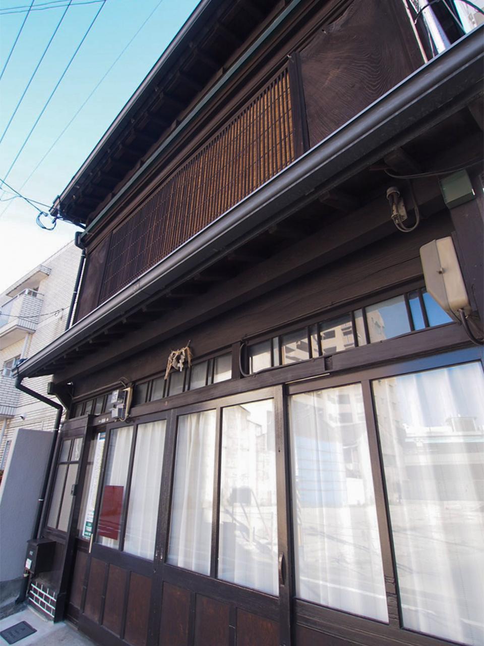 福岡市博多区下呉服町の売買物件/木枠のガラス戸建がなんともいえない