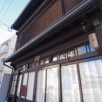 福岡市博多区下呉服町の売買物件/木枠のガラス戸建がなんともいえない