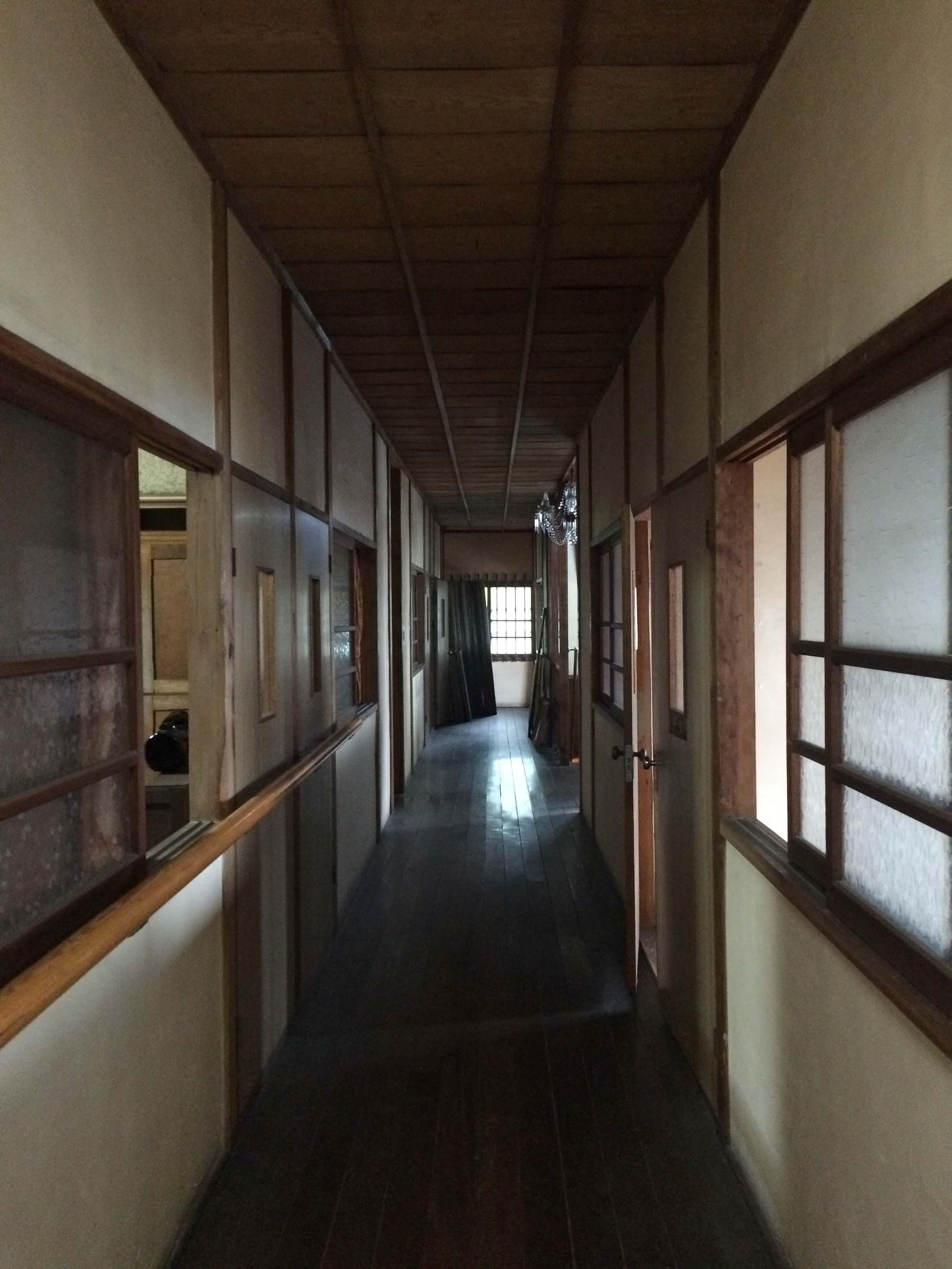北九州市若松区山ノ堂町の賃貸物件/この廊下の雰囲気がまた絶妙にいいんです
