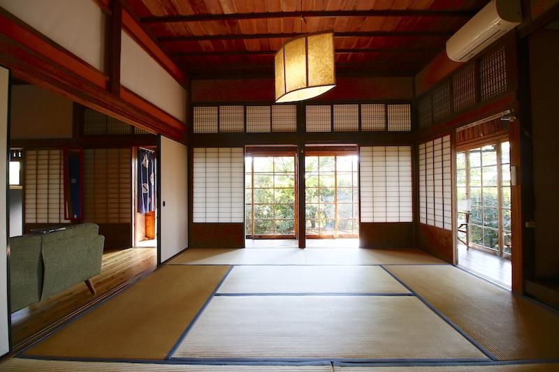 姶良市蒲生町の売買物件/縁側越しに眺める庭。