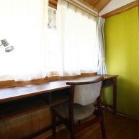 姶良市蒲生町の売買物件/モダンなベッドルーム横の書斎。築100年でもテレワーク対応。