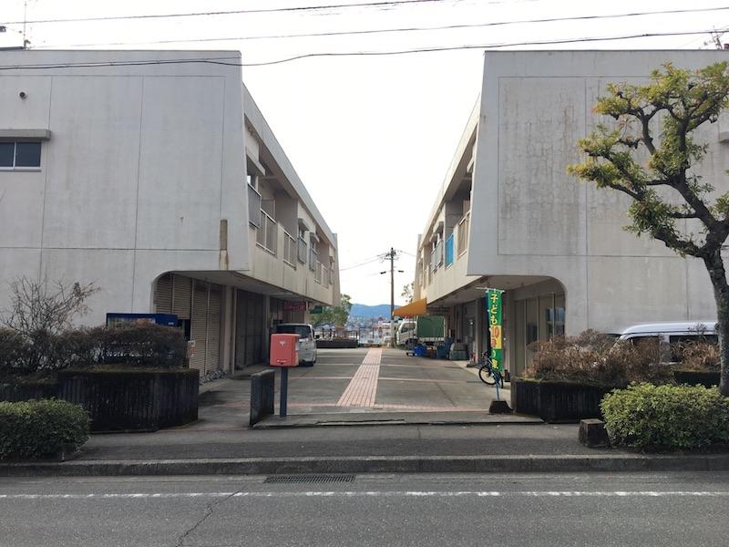 鹿児島市武岡の売買物件/向かい合う建物。昭和っぽいデザインもいい感じです。