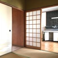 鹿児島市武岡の売買物件/４畳半の部屋から台所と廊下へ。