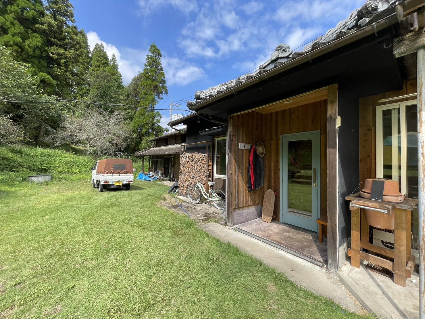 姶良郡湧水町の売買物件/馬小屋だった奥の建物は駐車場と作業場に