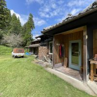 姶良郡湧水町の売買物件/馬小屋だった奥の建物は駐車場と作業場に