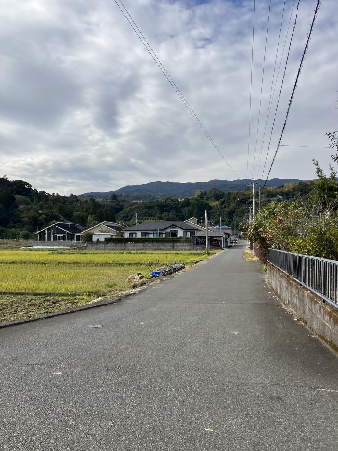 鹿児島市喜入町の売買物件/田んぼの間を抜けて行くと到着します