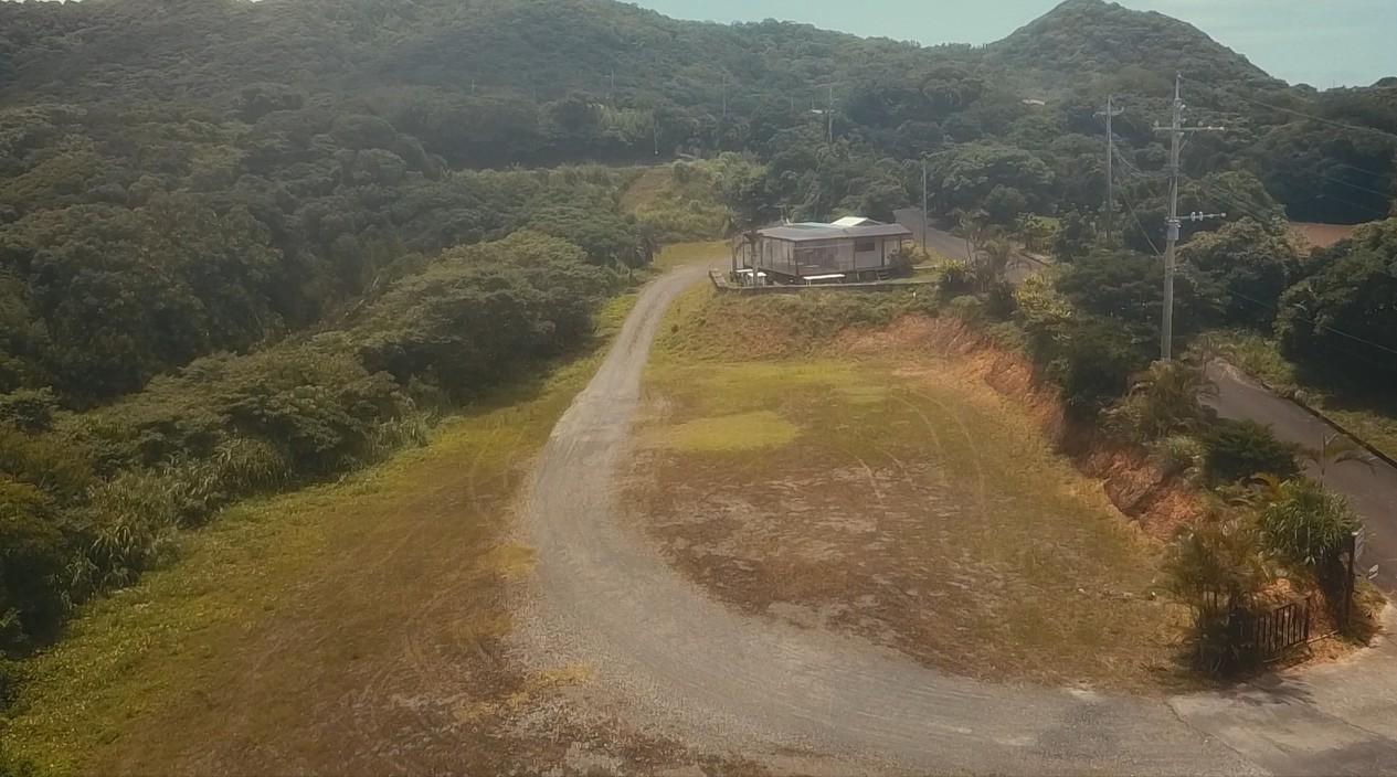 鹿児島県大島郡龍郷町の売買物件/敷地内には段差があります、上手く棲み分けができそう。
