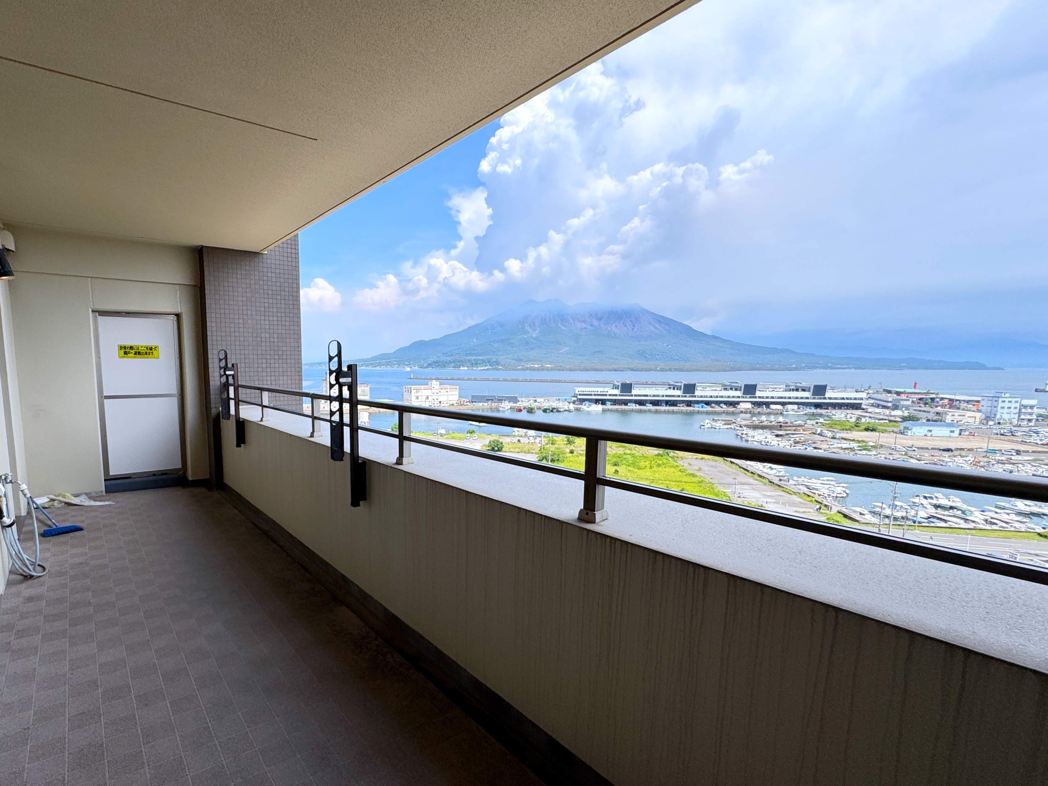 鹿児島県鹿児島市堀江町の賃貸物件/バルコニーで潮風を感じながら、ゆったり朝の一杯を。